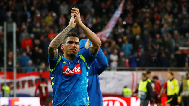 Gelandang Napoli, Allan Marques, usai timnya dikalahkan Salzburg. Foto: Reuters/Leonhard Foeger