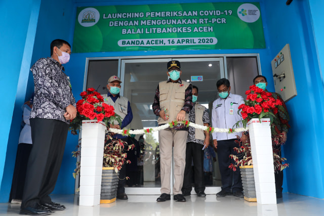 Plt Gubernur Aceh, Nova Iriansyah, meresmikan Laboratorium Balitbangkes Aceh di Lambaro, Aceh Besar, Kamis (16/4). Foto: Suparta/acehkini