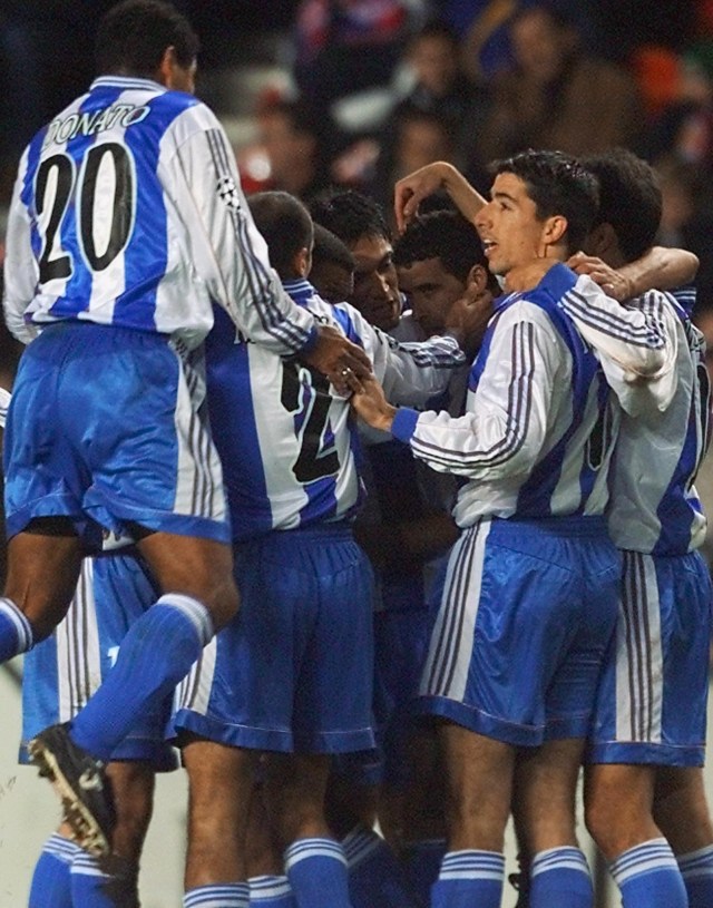 Pemain-pemain Deportivo La Coruna merayakan gol ke gawang Paris Saint-Germain pada Liga Champions 2000/01. Foto: AFP/Patrick Hertzog