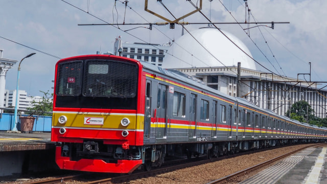 Rangkaian KRL Commuterline melintas di samping masjid Istiqlal, Jakarta Pusat. Foto: ANTARA FOTO/Paramayuda