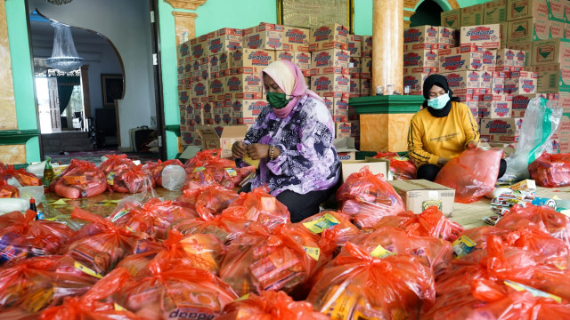 Warga menata paket sembako sebelum didistribusikan di salah satu rumah warga di Palangkaraya, Kalimantan Tengah, Kamis (16/4/2020). Foto: ANTARA FOTO/Makna Zaezar