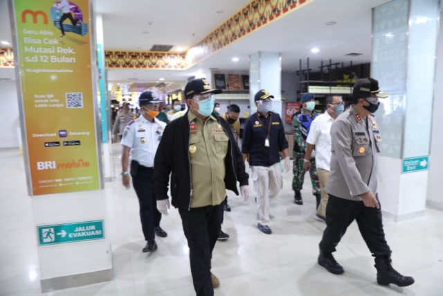 Gubernur Lampung tinjau penerapan protap dan protokol kesehatan di Bandara Radin Inten II Natar Lampung Selatan, Kamis (16/4) | Foto : Adpim Pemprov Lampung