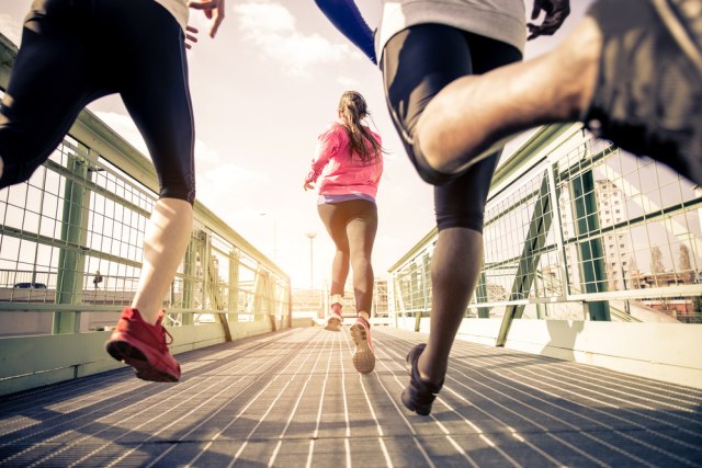 Tetap fit walau banyak event lari dibatalkan. Foto: Shutter Stock