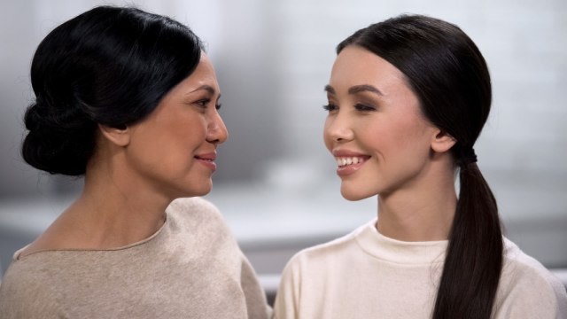 Mertua Selalu Memujiku di Depan Orang Tua. Foto: Shutterstock