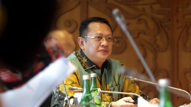 Ketua MPR Bambang Soesatyo memimpin rapat pimpinan bersama bidang anggaran MPR di kompleks Parlemen, Senayan, Jakarta, Kamis (16/4/2020). Foto:  ANTARA FOTO/Didik Setiawan