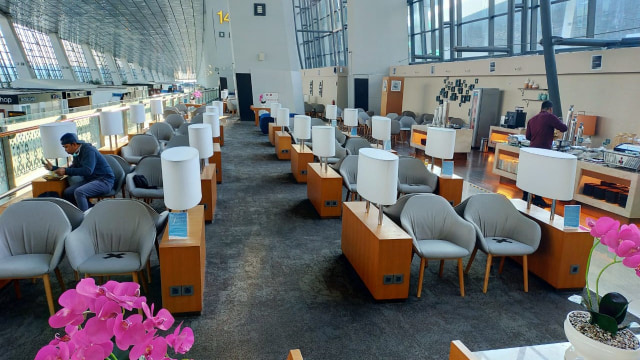Suasana di Lounge Garuda Indonesia di Terminal 3 Domestik Bandara Soekarno-Hatta, Kamis (16/4). Foto: Dok. Alvin Lie