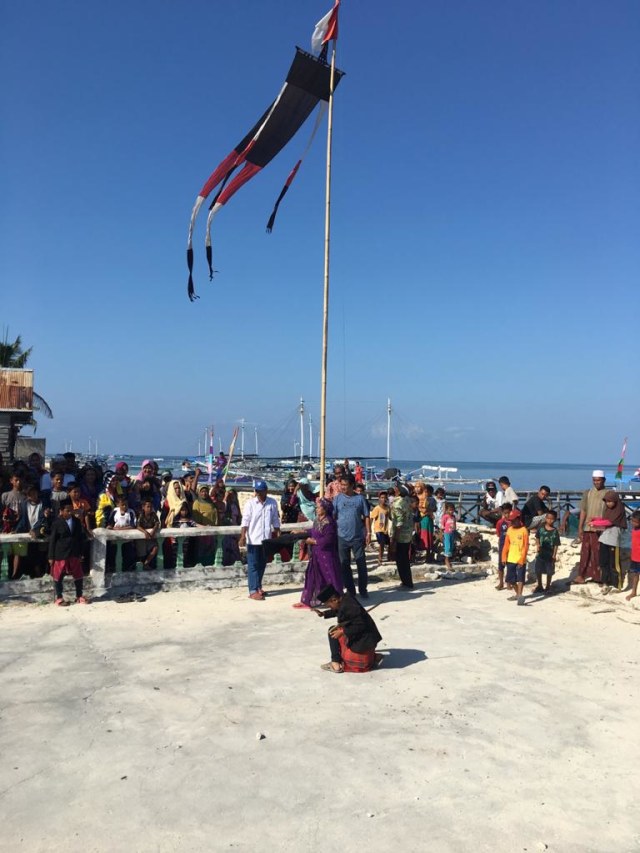 Prosesi pengibaran bendera ula-ula. photo by Kurnia Theo