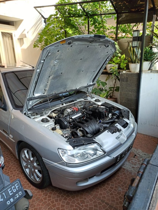 Ilustrasi Buka Kap Mesin Mobil Foto: muhammad ikbal/kumparan