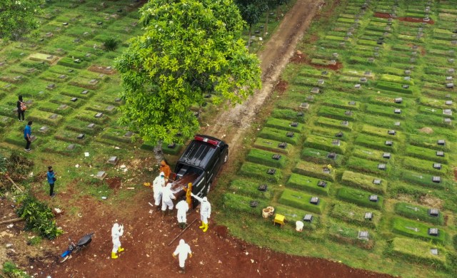 Foto aerial pemakaman jenazah pasien viirus corona Jakarta (15/4). Foto: BAGUS SARAGIH / AFP