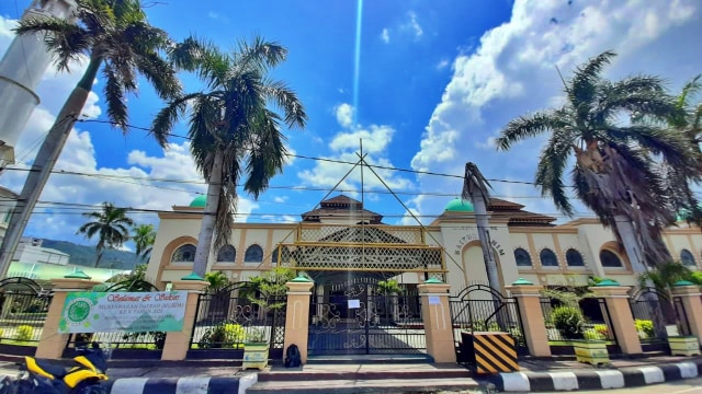 Masjid Agung Baiturahim Kota Gorontalo. Jumat, (17/4). Foto: Dok banthayo.id (Wawan Akuba)
