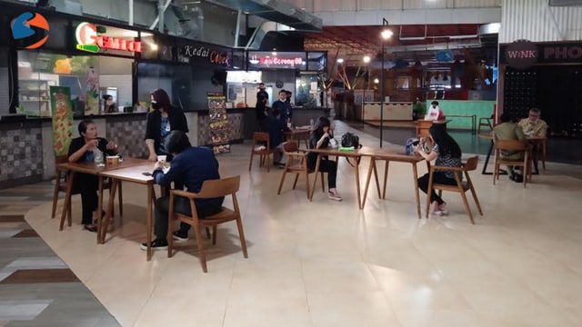 Food Court di Solo Paragon Mall yang telah menerapkan social distancing. (Fernando Fitusia)