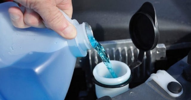 Ilustrasi menuangkan cairan wiper mobil Foto: dok. Istimewa