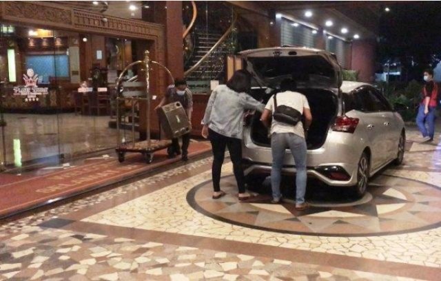Petugas membawa barang bukti seperangkat sound system dari tempat hiburan malam Hotel Planet Holiday. (Foto: istimewa)