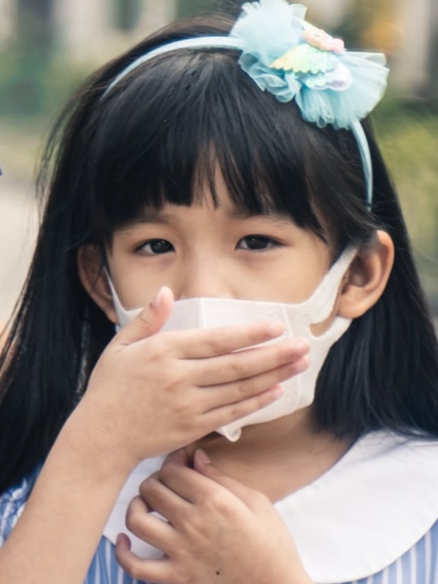 anak mengenakan masker PTR Foto: Shutterstock