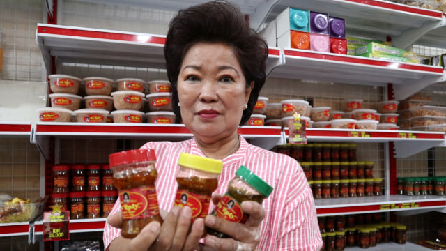 Lanny Siswadi, pendiri Sambal Bu Rudy. Sambal Bu Rudy merupakan salah satu kuliner kenamaan asal Surabaya. Foto: Phaksy Sukowati. 