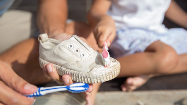 ilustrasi anak mencuci sepatu Foto: Shutterstock