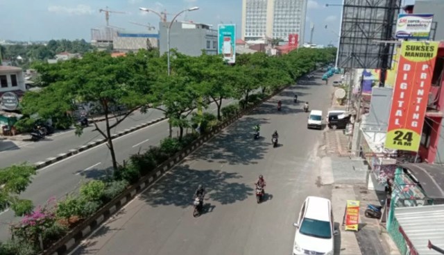 Suasana Jalan Margonda, Kota Depok, Jawa Barat, yang mengarah ke Jakarta pada hari ketiga pelaksanaan Pembatasan Sosial Berskala Besar (PSBB), Jumat (17/4). Foto: Antara/A Rauf Andar Adipati