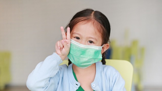 Anak yang positif COVID-19 isolasi mandiri di rumah. Foto: Shutterstock