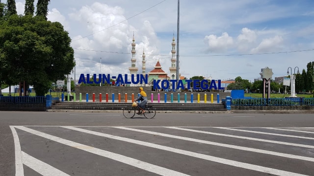 Suasana alun-alun Kota Tegal saat masa isolasi wilayah. (Foto: Irsyam Faiz)