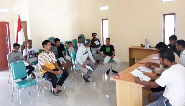 Masa aksi saat melakukan hering bersama Sekdes di Kantor Desa Bobaneigo. Foto: Istimewa