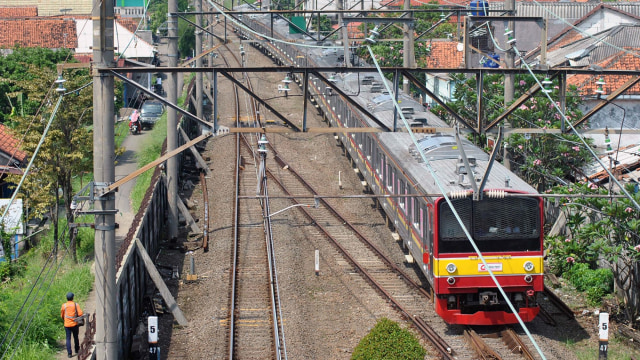KRL Commuter Line relasi Jakarta-Bogor beroperasi normal dan melintas di Cilebut, Kabupaten Bogor, Jawa Barat. Foto: ANTARA FOTO/Arif Firmansyah