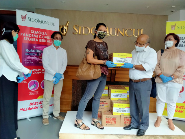 Pemberian bantuan sembako dari Sido Muncul kepada warga terdampak COVID-19 Foto: Safira/ kumparan