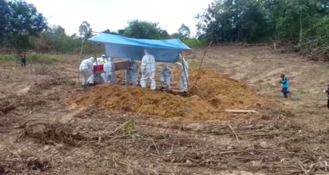 Proses pemakaman pasien positif Corona yang meninggal dunia. Foto: Dok.Istimewa