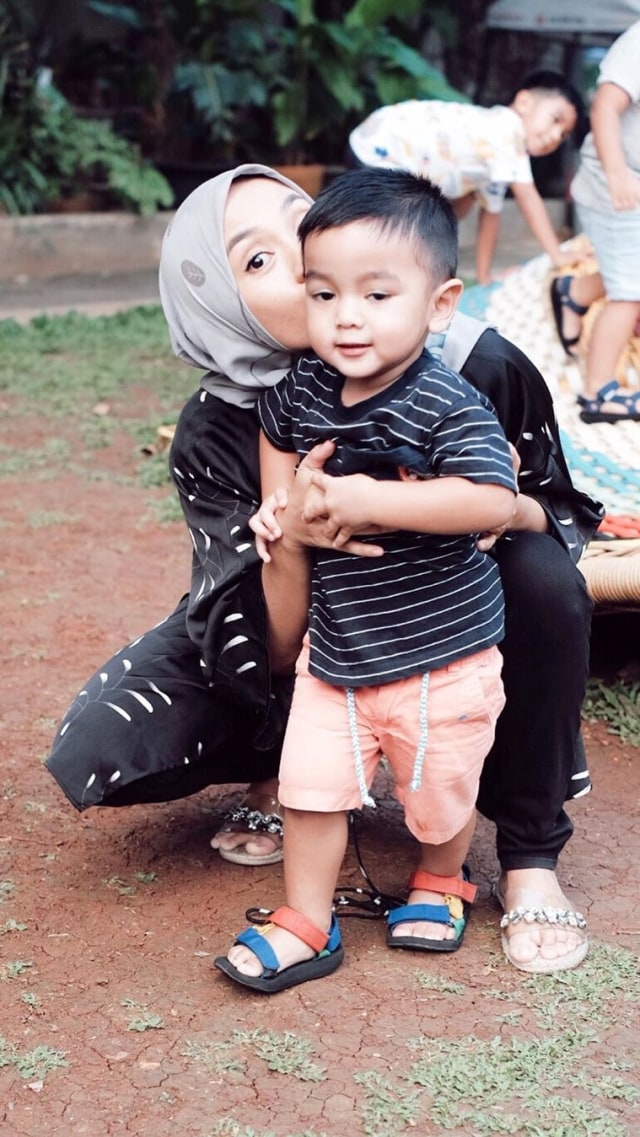 Enno Lerian dan anaknya. Foto: Instagram / @ennolerian_