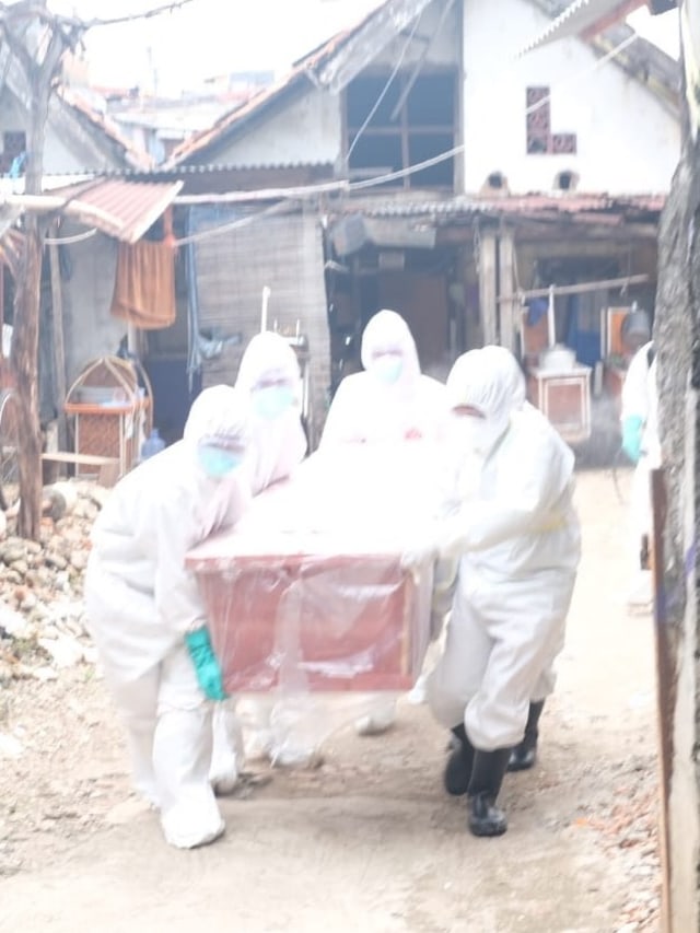 Polisi membawa peti jenazah seorang nenek yang meninggal akibat virus corona. Foto: Dok. Istimewa