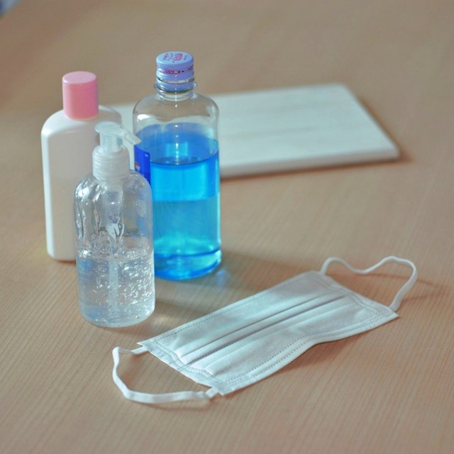 Ilustrasi hand sanitizer, masker, dan sabun cuci tangan untuk dibawa saat bepergian Foto: Dok. Pegipegi