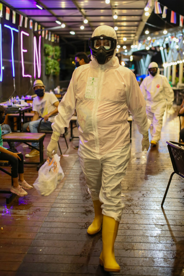 Salah seorang petugas medis di warung kopi, melaksanakan rapid test kepada pengunjung. Foto: Abdul Hadi/acehkini