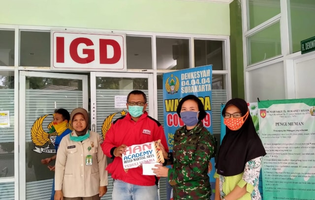 Sasana bela diri Han Academy di Solo, Jawa Tengah, memberi bantuan kepada anggota masyarakat sekitar di tengah pandemi COVID-19 (dok. Han Academy)