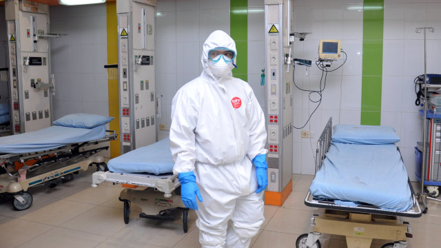 Petugas medis mengenakan baju Alat Pelindung Diri (APD) di ruang isolasi Rumah Sakit rujukan khusus pasien COVID-19 Martha Friska di Medan, Sumatera Utara. Foto: ANTARA FOTO/Septianda Perdana