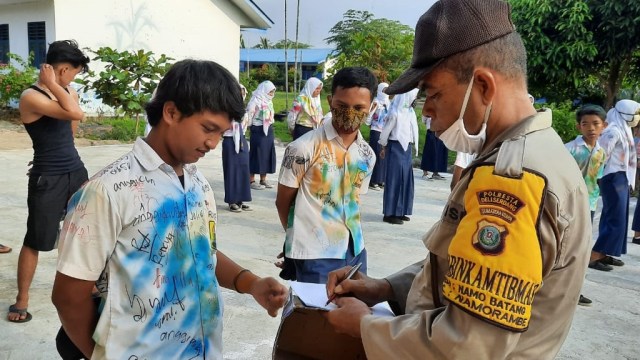 Polisi saat mendata para pelajar SMP yang melakukan konvoi di tengah pandemi corona. Foto: Dok. Istimewa