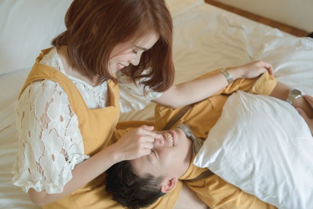 Ilustrasi pasangan staycation. Foto: Shutterstock