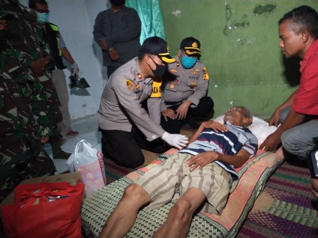 Kapolres Majalengka AKBP Bismo Teguh Prakoso bersama Dandim 0617/Majalengka, Letkol Inf Harry Subarkah saat menjenguk kondisi Sang Kakek. (Oki Kurniawan)