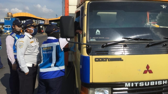 Pemeriksaan kendaraan saat PSBB  Foto: Dok. jasa Marga