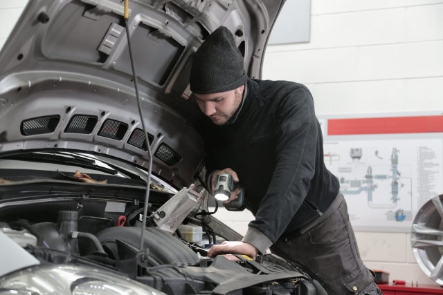 Ilustrasi merawat mobil. Foto: Pexels