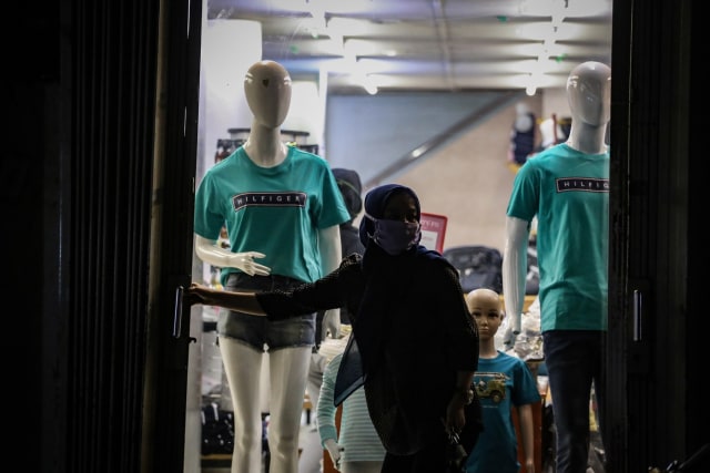 Pedagang menutup toko miliknya di Pasar Lama, Kota Tangerang, Banten, Minggu (19/4). Foto: ANTARA FOTO/Fauzan