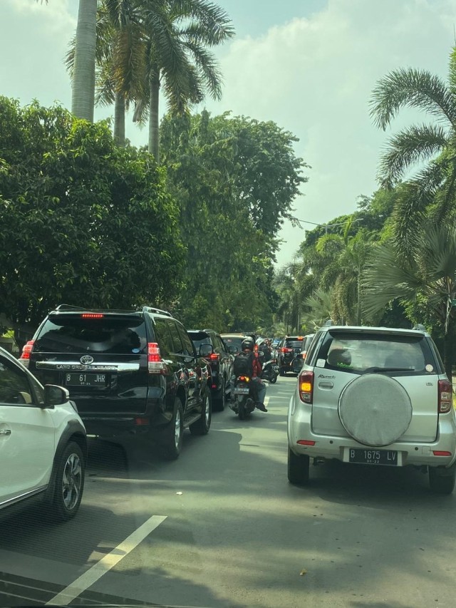 Sejumlah kendaraan terkena macat di Jalan Arteri Pondok Indah. Foto: Budiono Darsono/kumparan