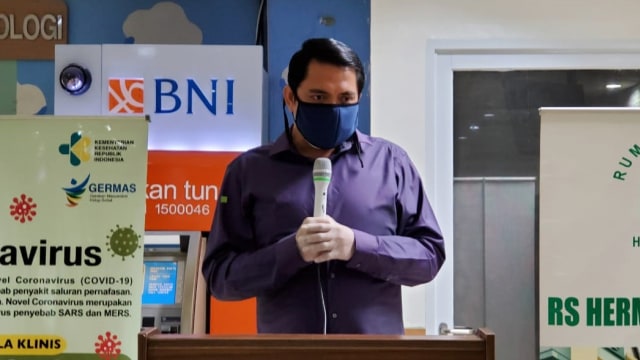 Anggota Komisi III Arteria Dahlan memberikan sambutan saat menyerahkan alat pelindung diri (APD), masker medis, obat herbal ke rumah rumah sakit. Foto: Dok. Arteria Dahlan