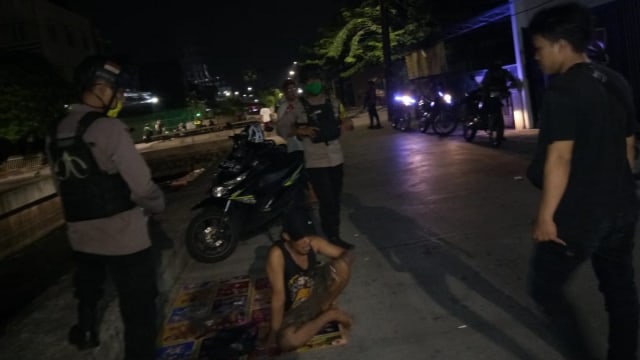 Polisi patroli pembubaran warga berkumpul di Kebon Jeruk, Jakarta Barat.  Foto: Dok. Istimewa