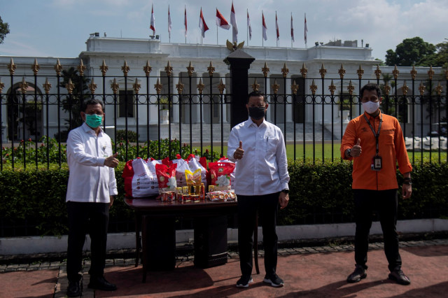 Menteri Sosial Juliari P Batubara berfoto bersama sebelum pelepasan distribusi bantuan sosial sembako di Jakarta, Senin (20/4). Foto: ANTARA FOTO/Sigid Kurniawan