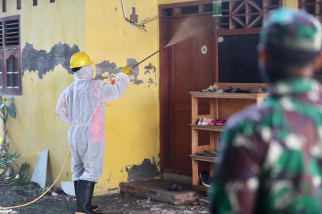 Rumah tempat tinggal mahasiswa Malaysia di Banda Aceh, disemprot disinfektan setelah adanya laporan mereka terjangkit COVID-19. Foto: Suparta/acehkini  