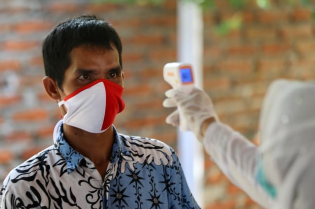 Tetangga mahasiswa Malaysia di Aceh Besar diperiksa suhu tubuh. Foto: Suparta/acehkini