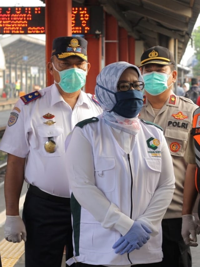Bupat Bogor Ade Yasin meninjau penumpang KRL di Stasiun Bojonggede. Foto: Dok. Istimewa