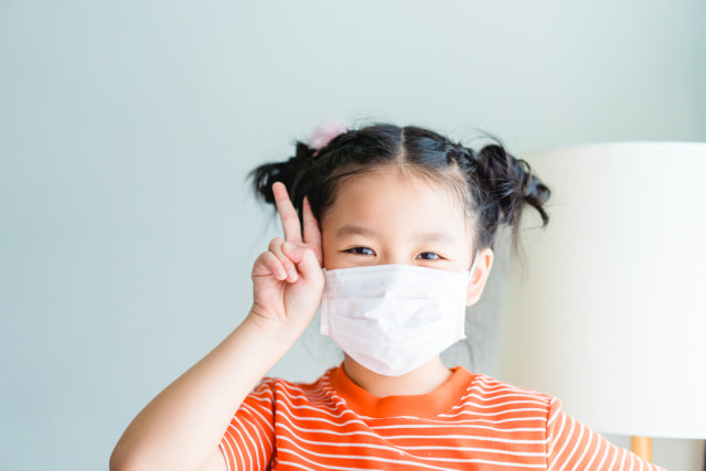 Ilustrasi anak pakai masker agar terlindungi dari COVID-19. Foto: Shutterstock