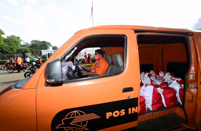 Penyaluran paket sembako untuk 1,2 juta penerima di DKI Jakarta. Foto: Muchlis Jr - Biro Pers Sekretariat Presiden