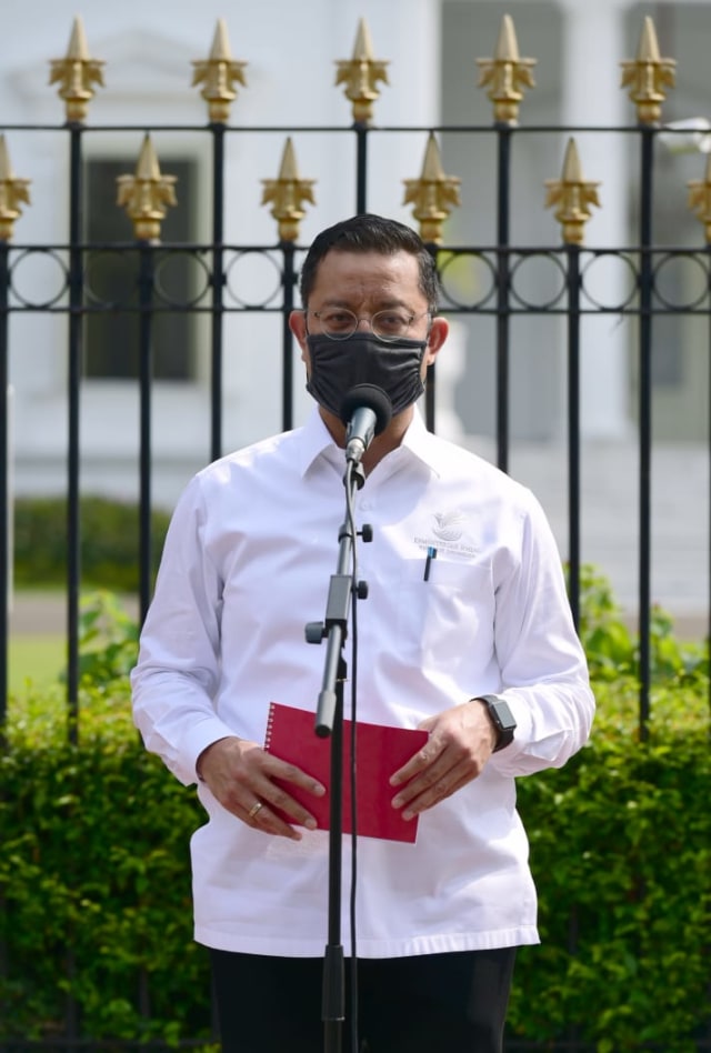 Menteri Sosial Juliari P Batubara melepas distribusi paket sembako untuk 1,2 juta penerima di DKI Jakarta. Foto: Muchlis Jr - Biro Pers Sekretariat Presiden