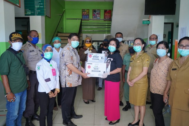 Anggota Dewan Perwakilan Daerah (DPD) Republik Indonesia asal NTT, Hilda Riwu Kore Manafe mengunjungi beberapa UPT Puskesmas di Kota Kupang untuk menyerahkan bantuan makanan tambahan bagi Balita dan Ibu hamil. Foto: istimewa.